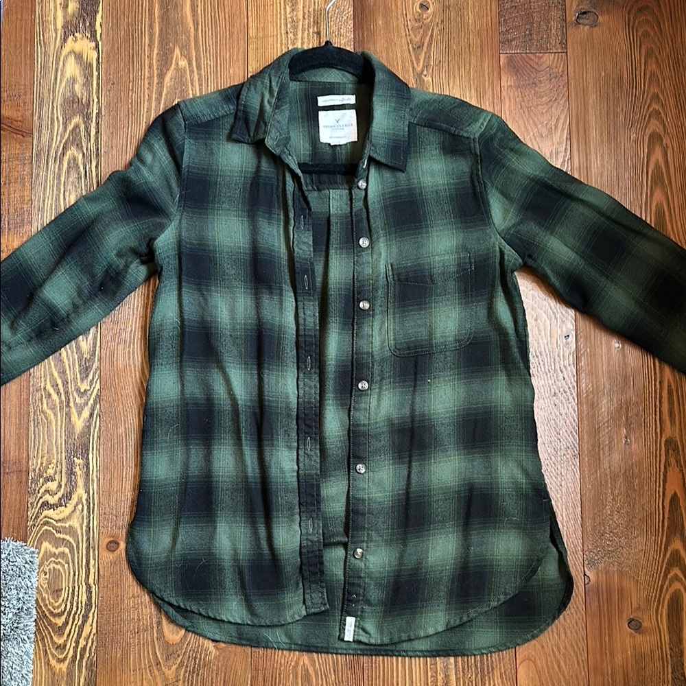 American Eagle Green & Black Plaid Button-Up Shirt